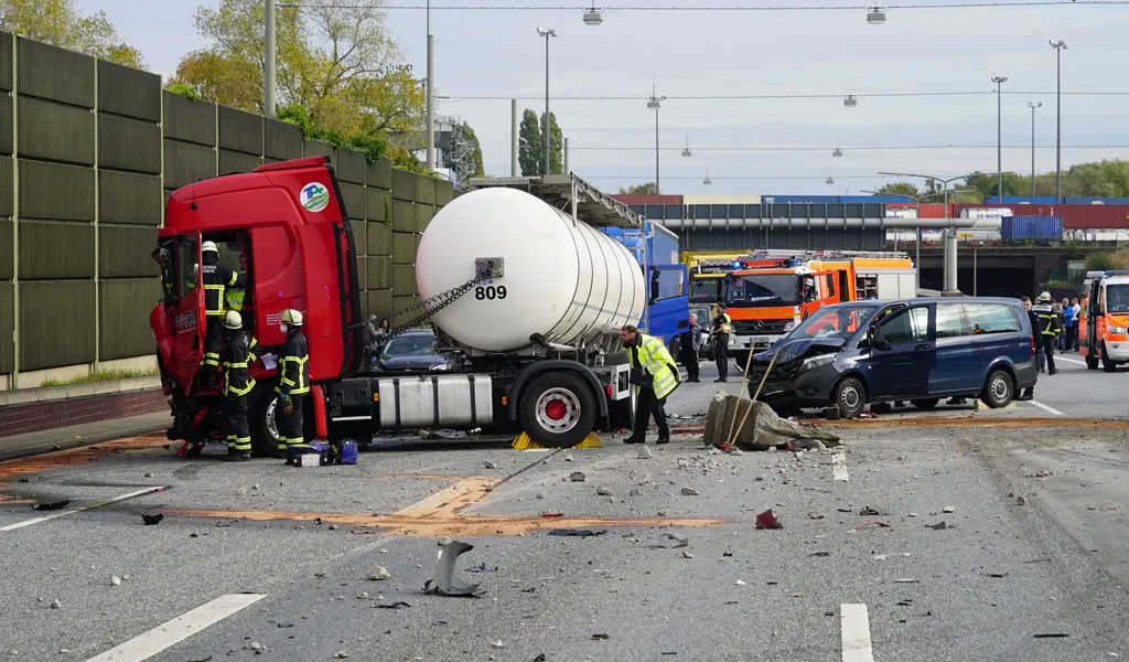 Auf der A1 in Hamburg durchbrach ein Lkw die Betonmauer und geriet in den Gegenverkehr