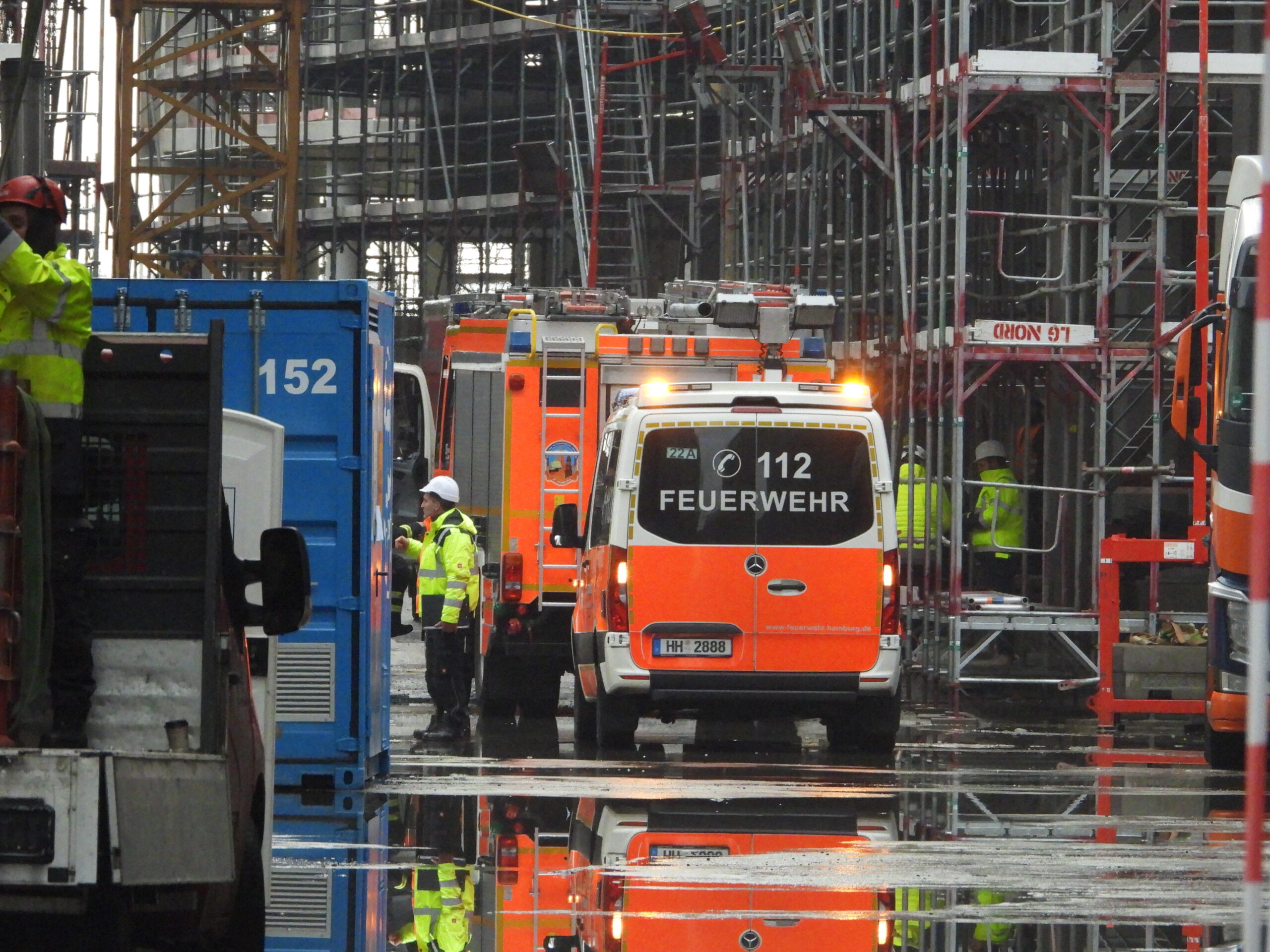 Arbeiter stürtzt von Baustelle in Hafencity – schwer verletzt