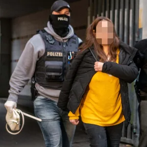Drogenrazzia auf dem Kiez – Frau schmeißt kiloweise Drogen aus Fenster