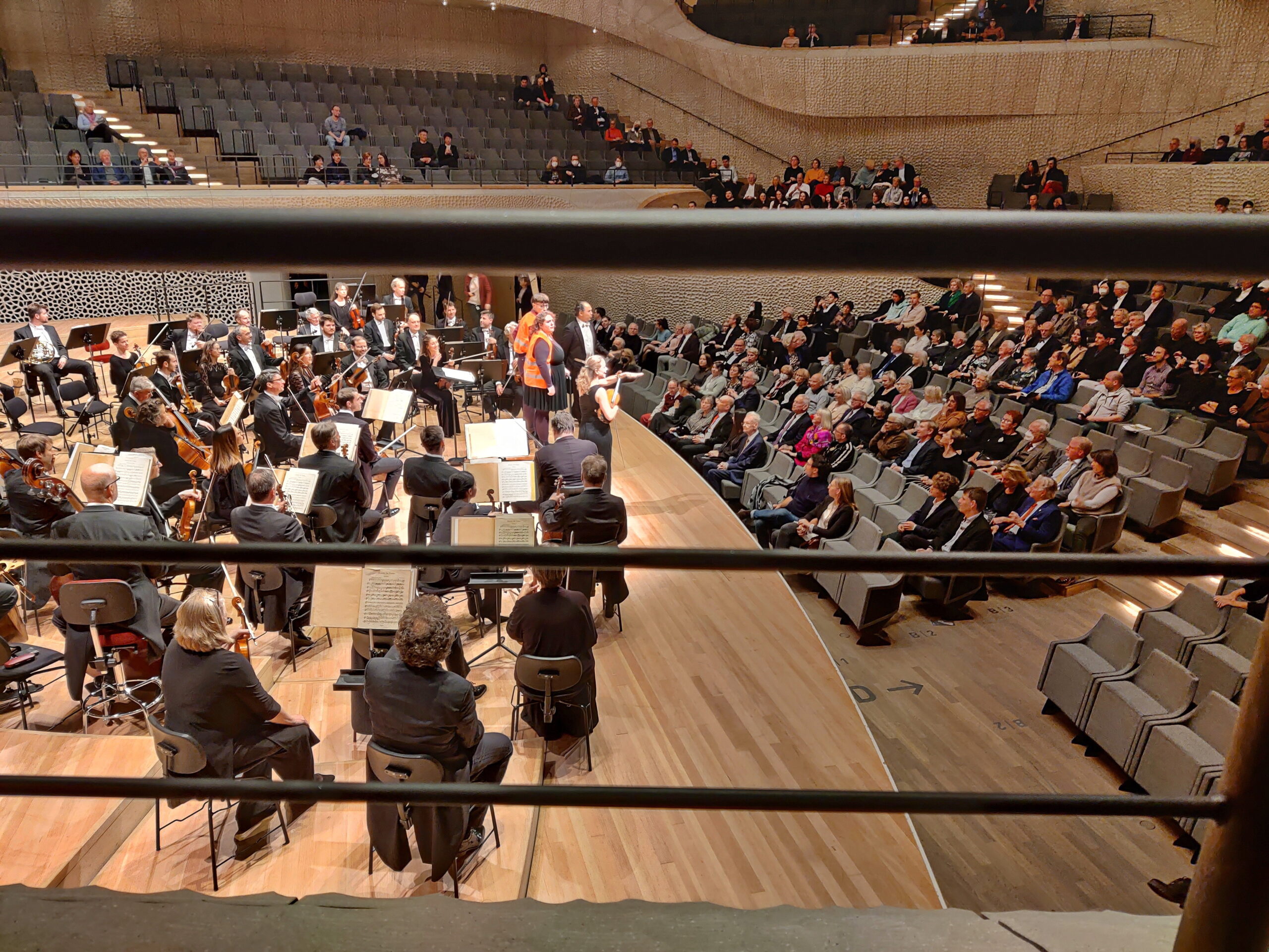 Hamburg Hafencity - Klimakleber kleben sich bei Beethovenkonzert in Elbphilharmonie fest.