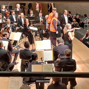Hamburg Hafencity - Klimakleber kleben sich bei Beethovenkonzert in Elbphilharmonie fest.