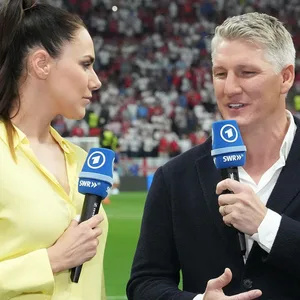 Esther Sedlaczek und Bastian Schweinsteiger sprechen miteinander.