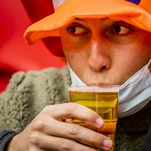 Holland-Fan trinkt Bier