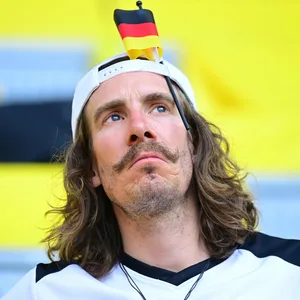 Deutschland-Fan schaut traurig.