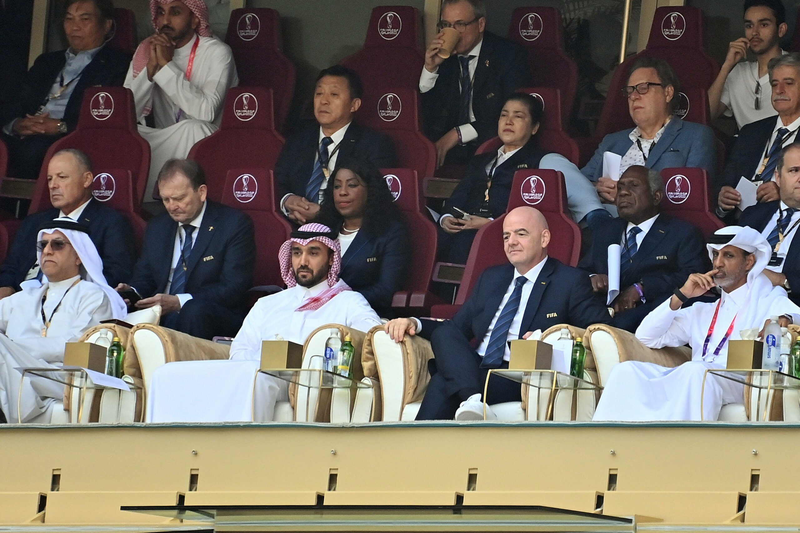 Infantino sitzt neben dem Emir von Katar im Publikum.