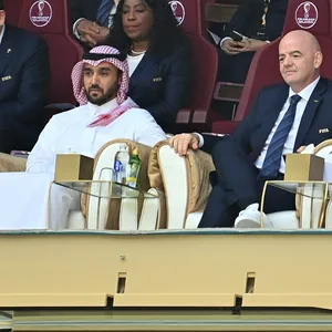 Infantino sitzt neben dem Emir von Katar im Publikum.