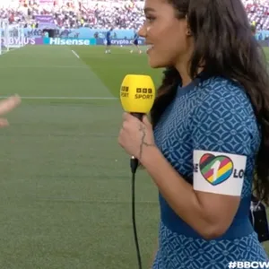 Ex-Fußballerin Alex Scott trägt während der Live-Übertragung die „One Love“-Binde.