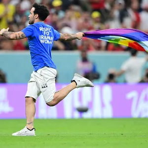 „Regenbogen-Flitzer“ Mario Ferri läuft übers Spielfeld.