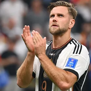 Niclas Füllkurg klatscht nach dem Unentschieden gegen Spanien in die Hände.
