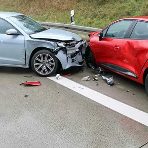 Ein Audi und ein Renault sind auf der A19 wegen Glätte kollidiert