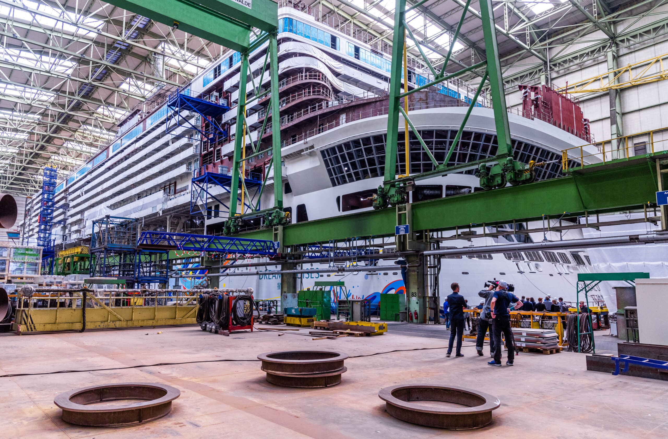 Die zu 75 Prozent fertiggestellte „Global Dream“ in der ansonsten leeren Schiffbauhalle der ehemaligen MV-Werft in Wismar.