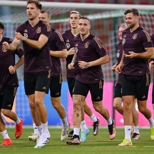 Die DFB-Spieler wärmen sich auf.