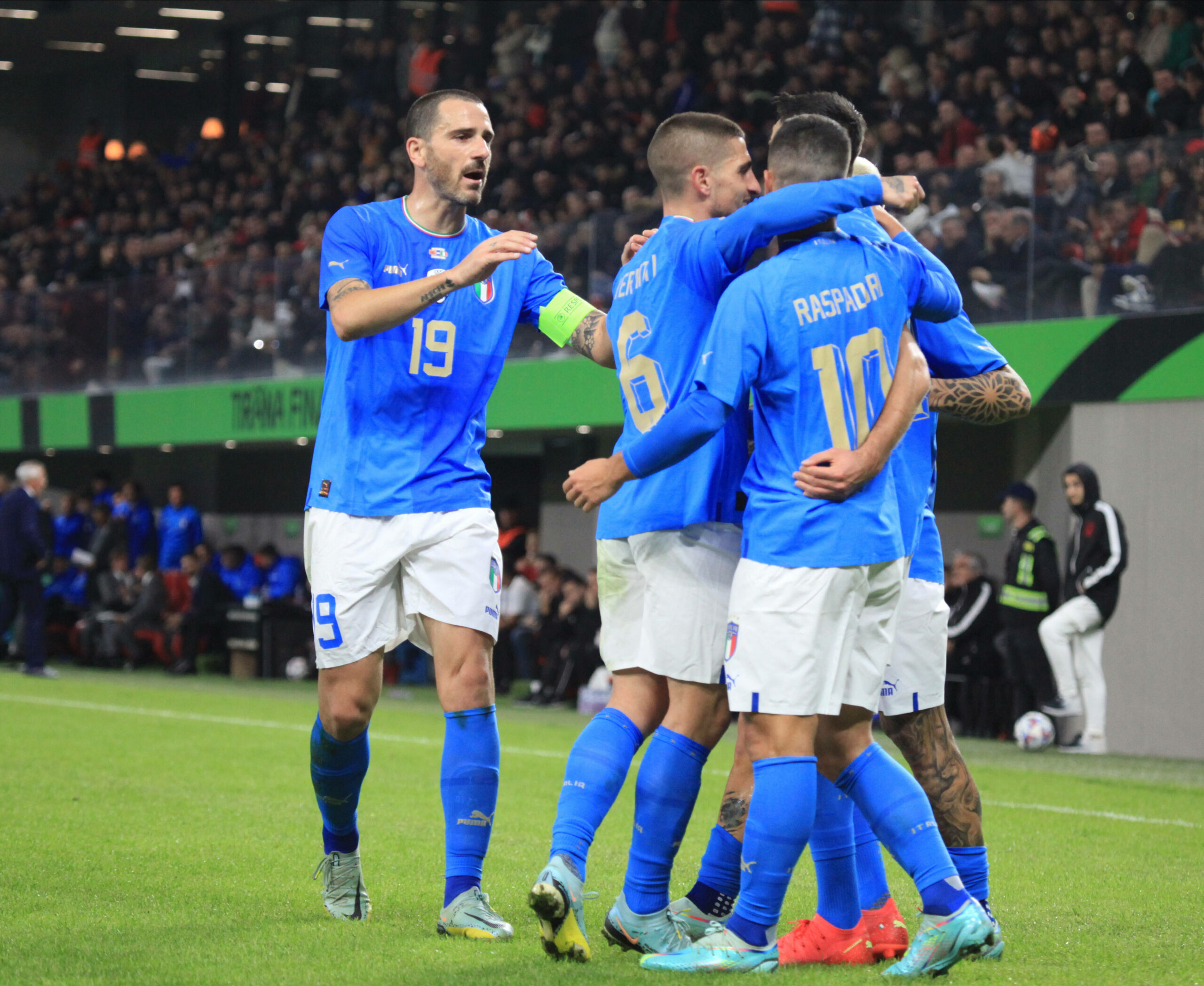 Italiens Spieler jubeln über ein Tor von Vincenzo Grifo