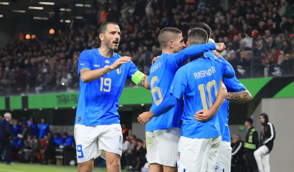 Italiens Spieler jubeln über ein Tor von Vincenzo Grifo
