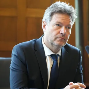 Robert Hobeck sitz vor einem Mikrofon.