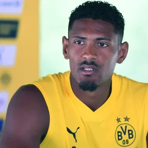 Sébastien Haller im BVB-Muskelshirt