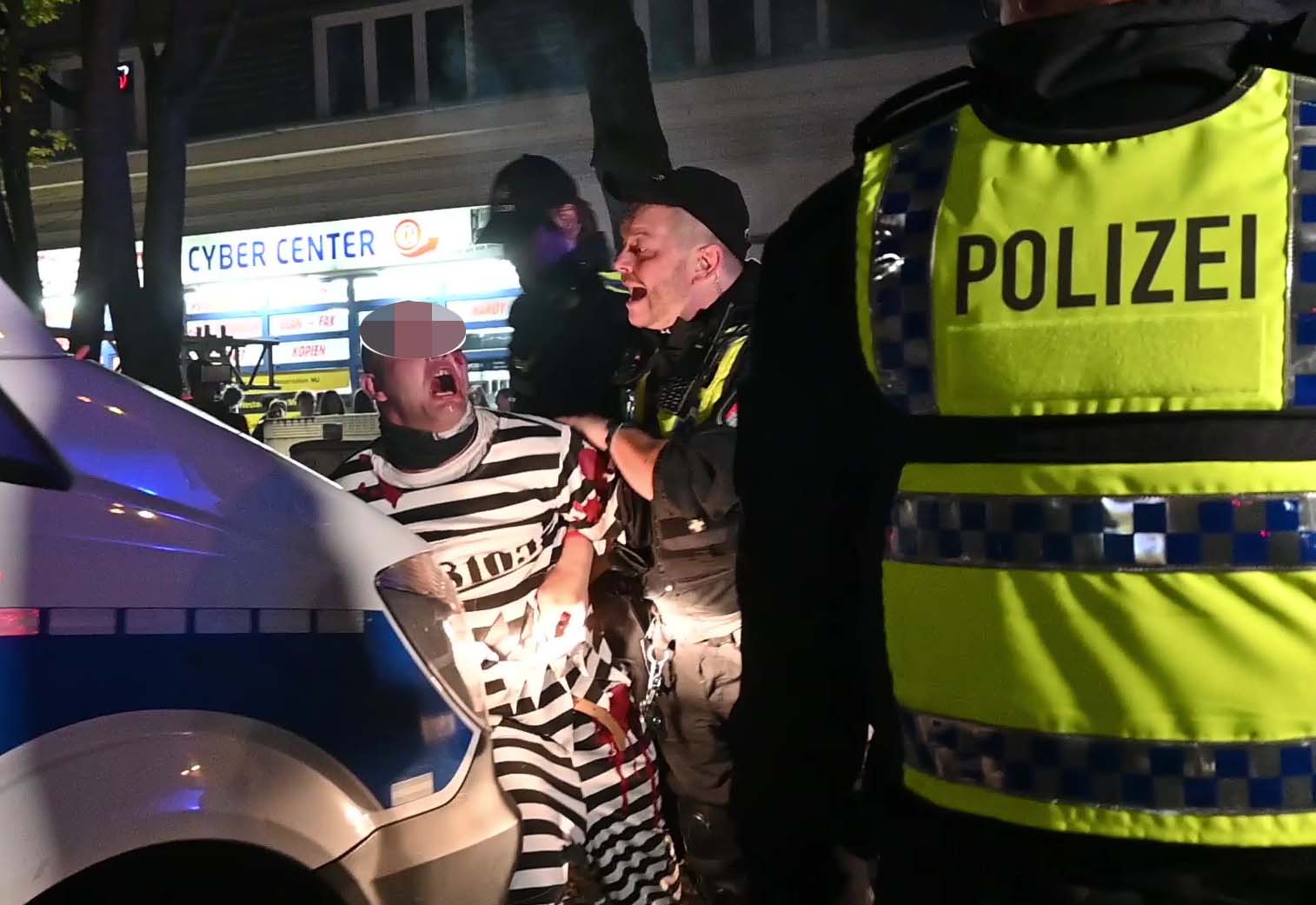 Halloween in Hamburg – Krawall-Mob greift Polizisten an