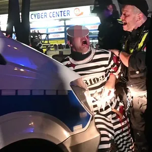 Halloween in Hamburg – Krawall-Mob greift Polizisten an