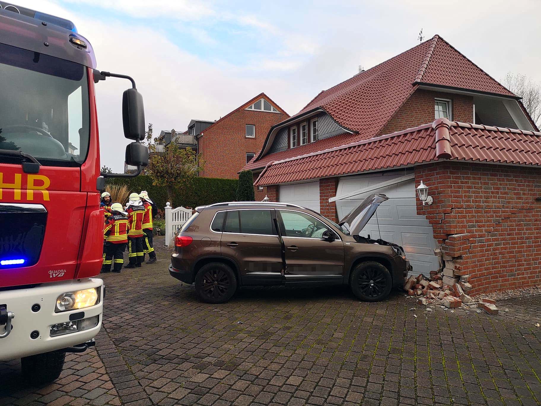 Bei Hamburg: Frau wil mit SUV rangieren und kracht in Garagenmauer