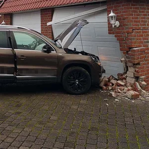 Bei Hamburg: Frau wil mit SUV rangieren und kracht in Garagenmauer