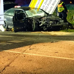 Zwei zerstörte Autos an der Stadtgrenze zu Hamburg in Geesthacht