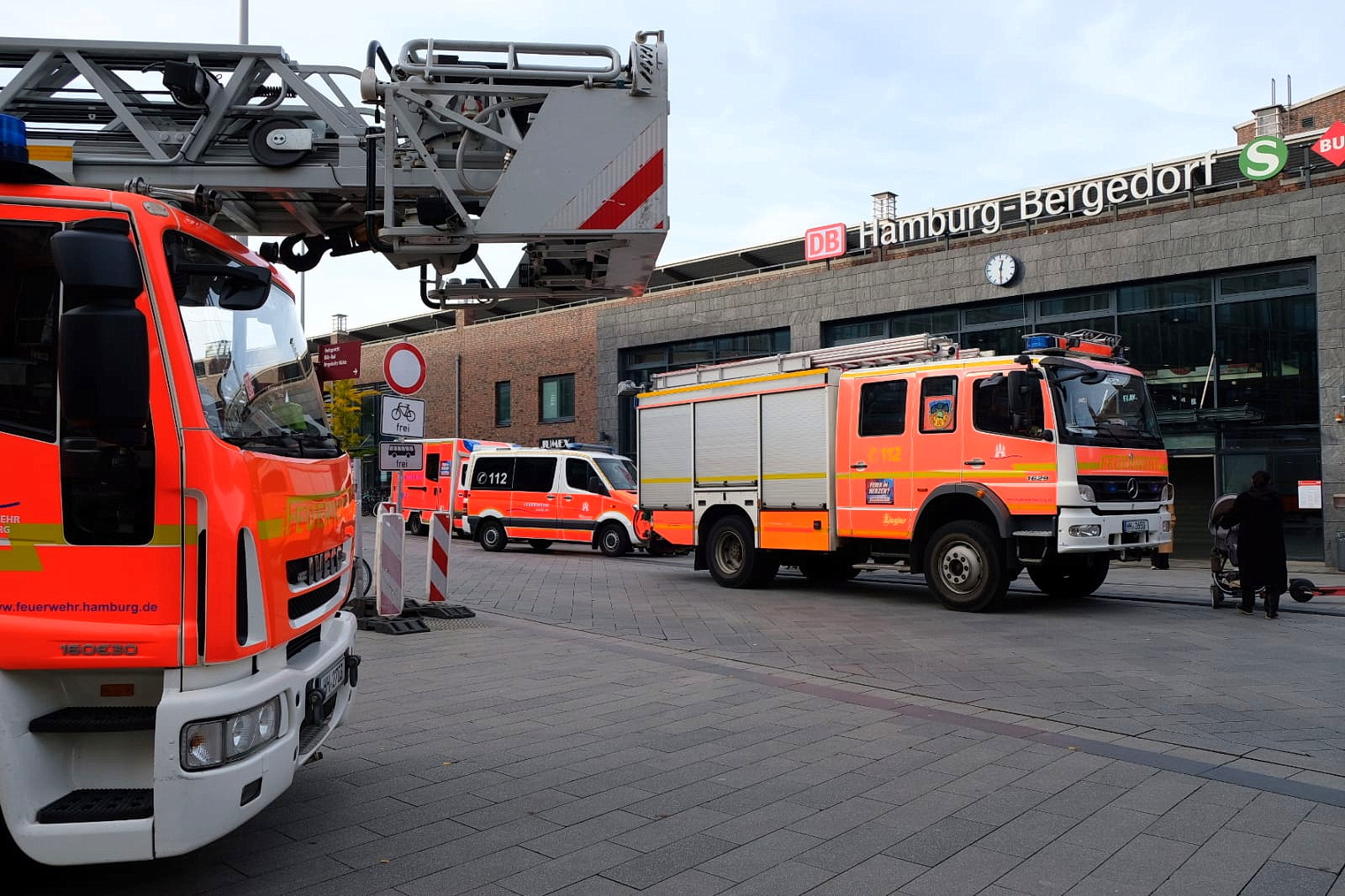 Einsatzfahrzeuge am Bahnhof Bergedorf, wo ein ICE eine Frau tödlich erfasste.