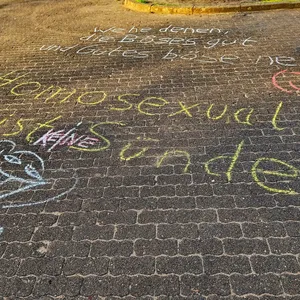 Vor einer Kirche in Hamburg wurden homophobe Sätze auf den Boden geschmiert.