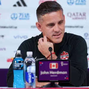 John Herdman bei einer Pressekonferenz der kanadischen Nationalmannschaft