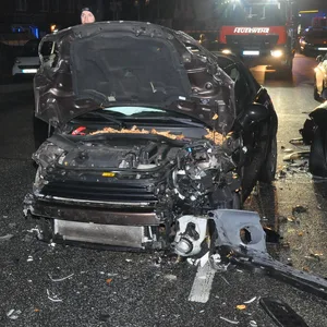 Bei dem Unfall wurden mehrere Fahrzeuge stark beschädigt. Die Polizei ließ die Straße sperren.