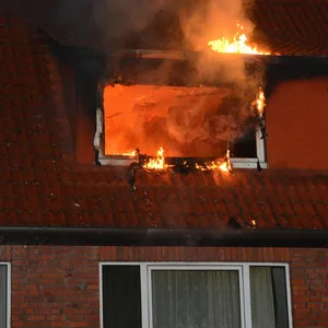 Flammen züngeln aus der Wohnung. Drei Menschen kamen ins Krankenhaus.