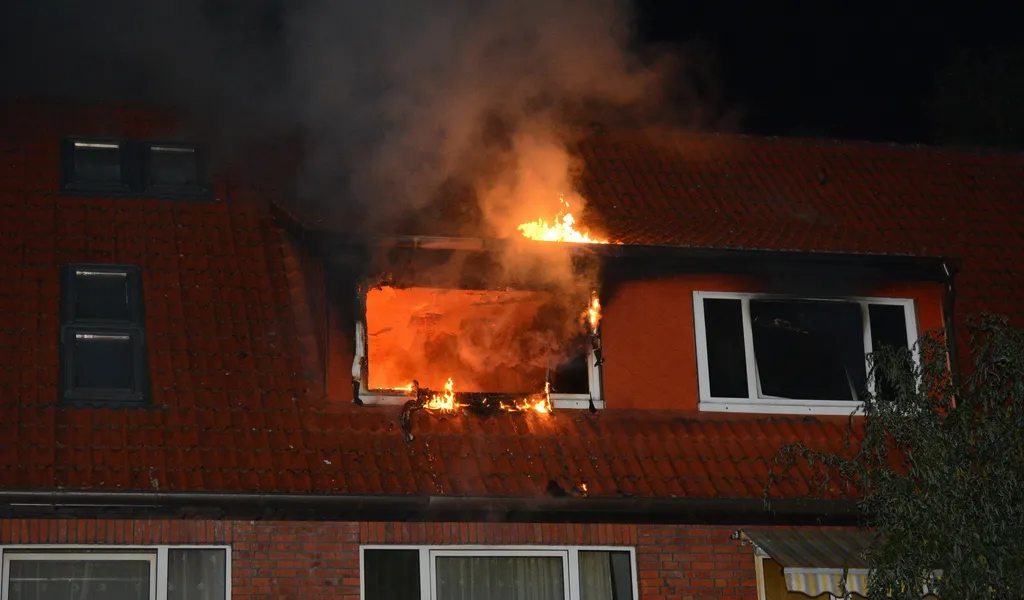 Flammen züngeln aus der Wohnung. Drei Menschen kamen ins Krankenhaus.