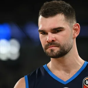 Issac Humphries schaut nachdenklich zu Boden