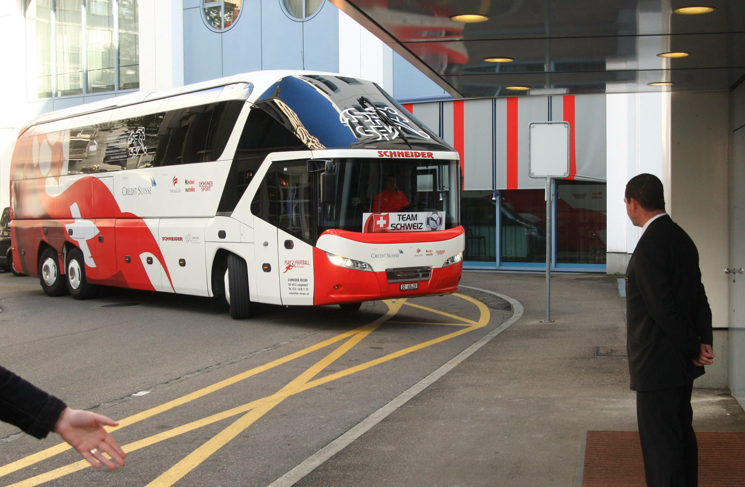 Auf dem Weg ins Stadion war der Bus der Schweizer Nationalmannschaft am Montag in einen Unfall verwickelt.