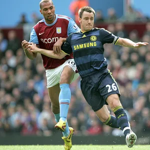 John Carew (hier gegen John Terry) spielte in der Premier League für Aston Villa.