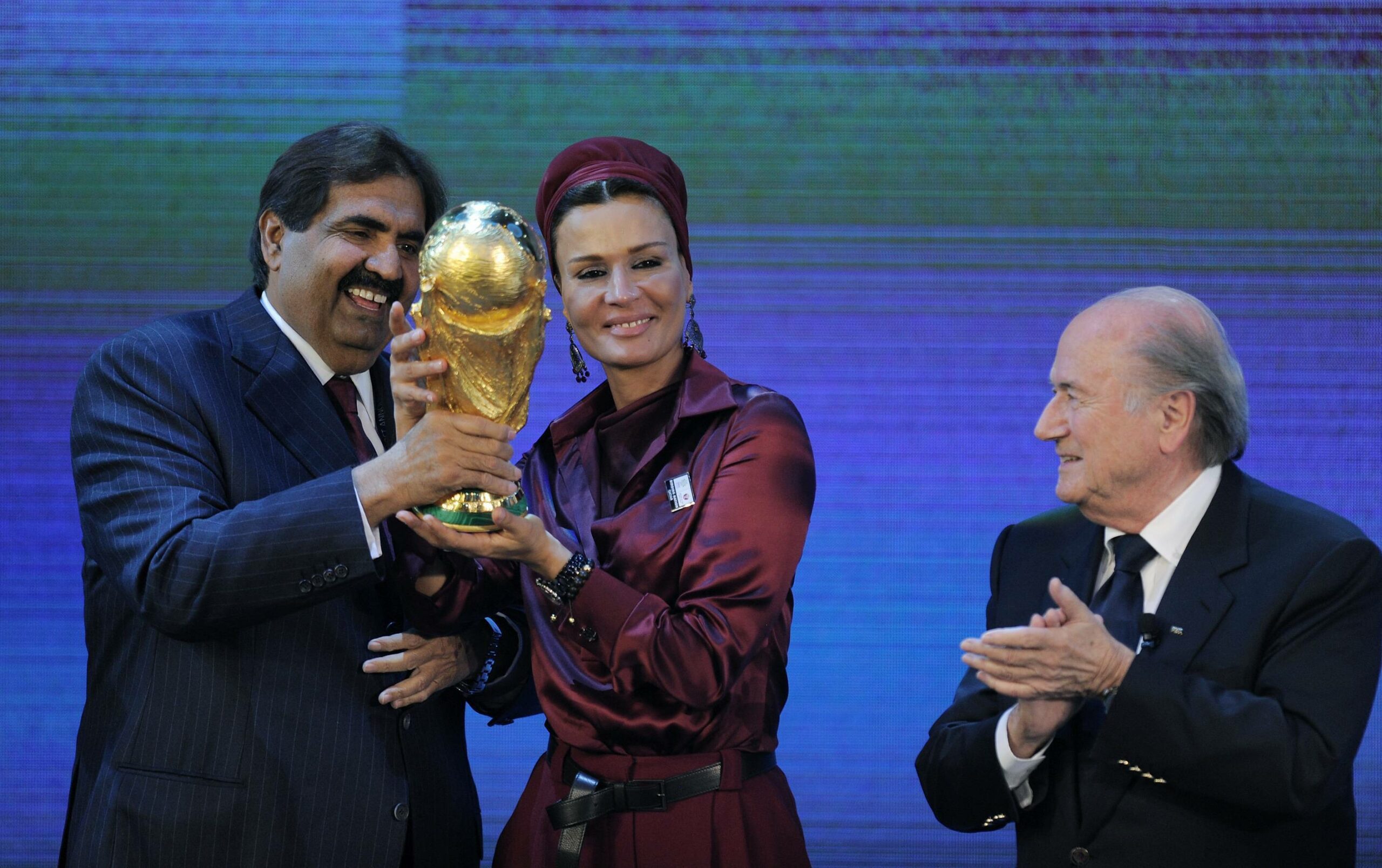 Der Emir Hamad bin Khalifa Al Thani und seine Frau Moza bint Nasser nehmen den WM-Pokal von Sepp Blatter entgegen