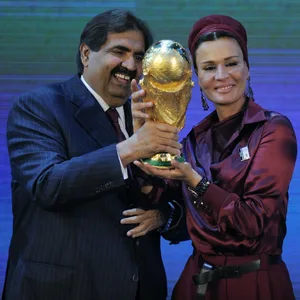 Der Emir Hamad bin Khalifa Al Thani und seine Frau Moza bint Nasser nehmen den WM-Pokal von Sepp Blatter entgegen