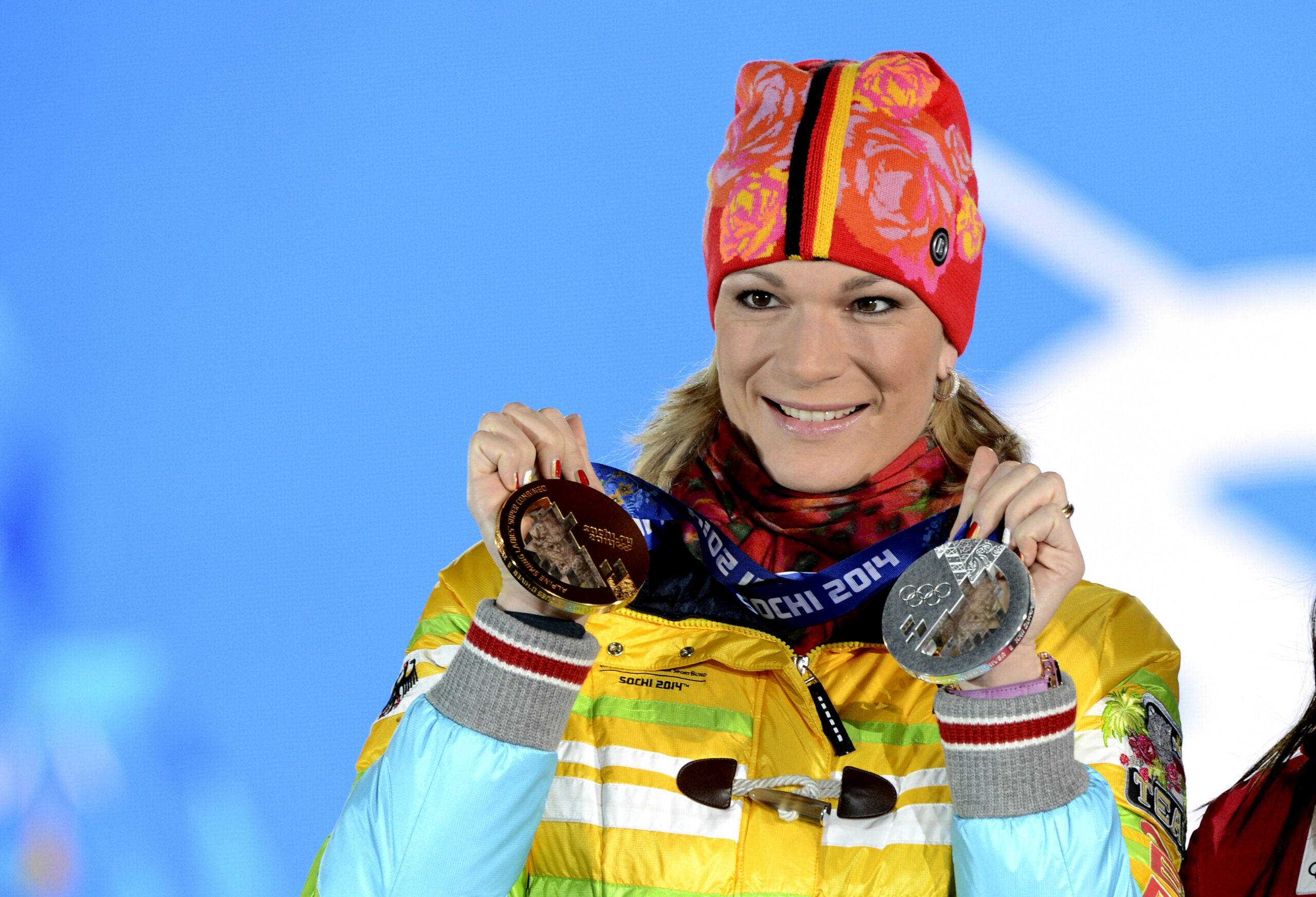 Maria Höfl-Riesch bei der Siegerehrung von Olympia 2014