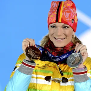 Maria Höfl-Riesch bei der Siegerehrung von Olympia 2014
