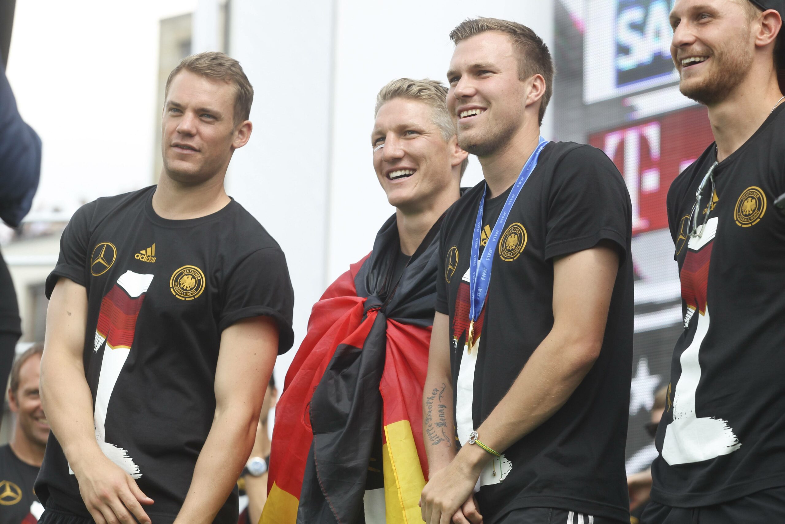 Kevin Großkreutz, Bastian Schweinsteiger und Manuel Neuer auf der Siegesfeier zum WM-Titel 2014.