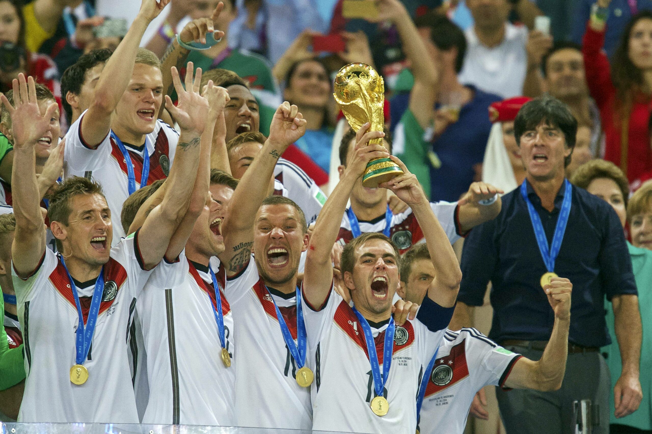 2014 streckte Philipp Lahm den WM-Pokal in den Nachthimmel von Rio.