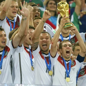 2014 streckte Philipp Lahm den WM-Pokal in den Nachthimmel von Rio.