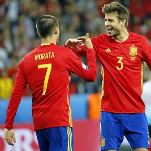 Spaniens Welt- und Europameister Piqué