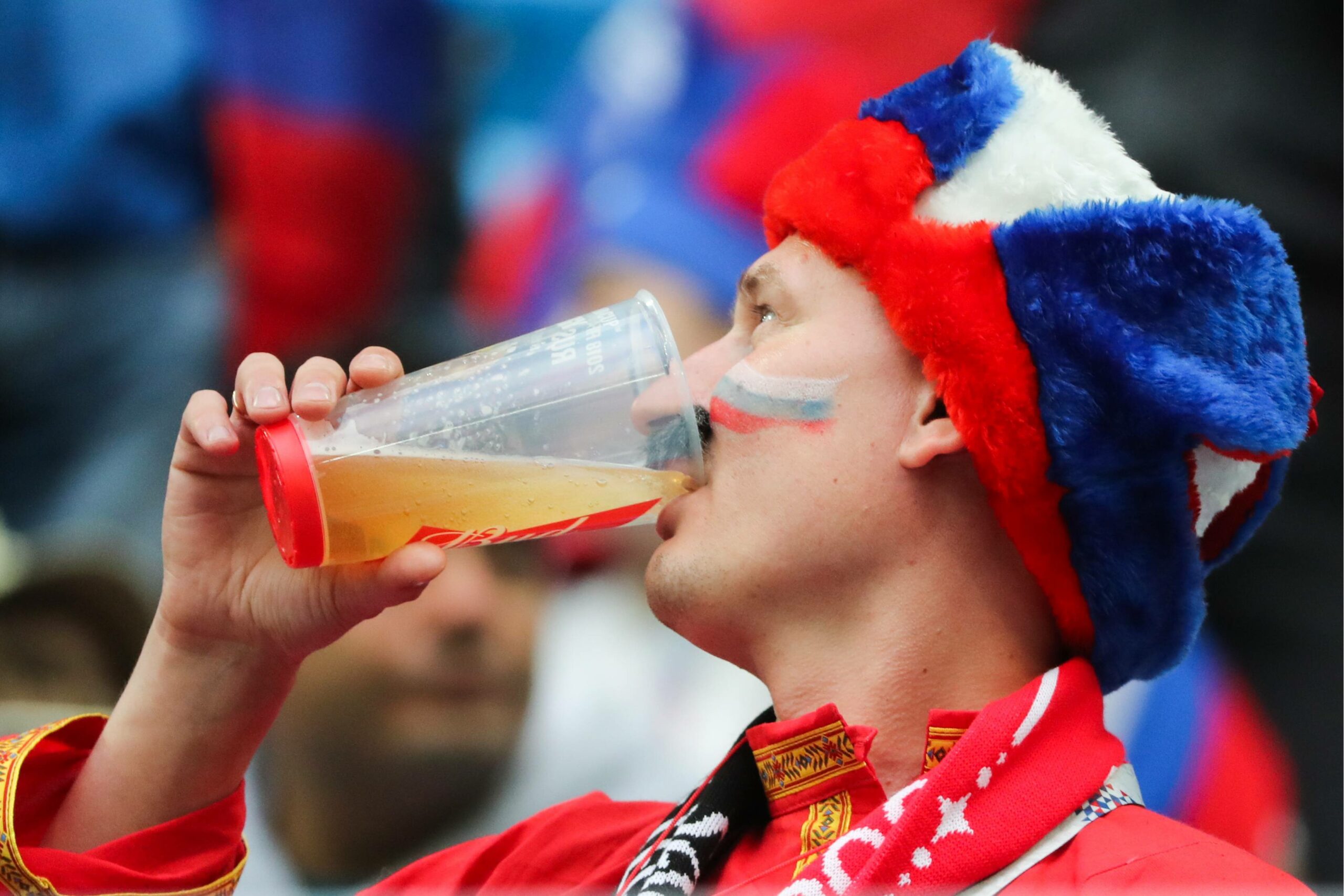 Ein russischer Fußball-Fan trinkt Bier im Stadion