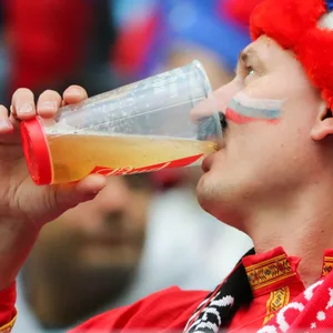 Ein russischer Fußball-Fan trinkt Bier im Stadion