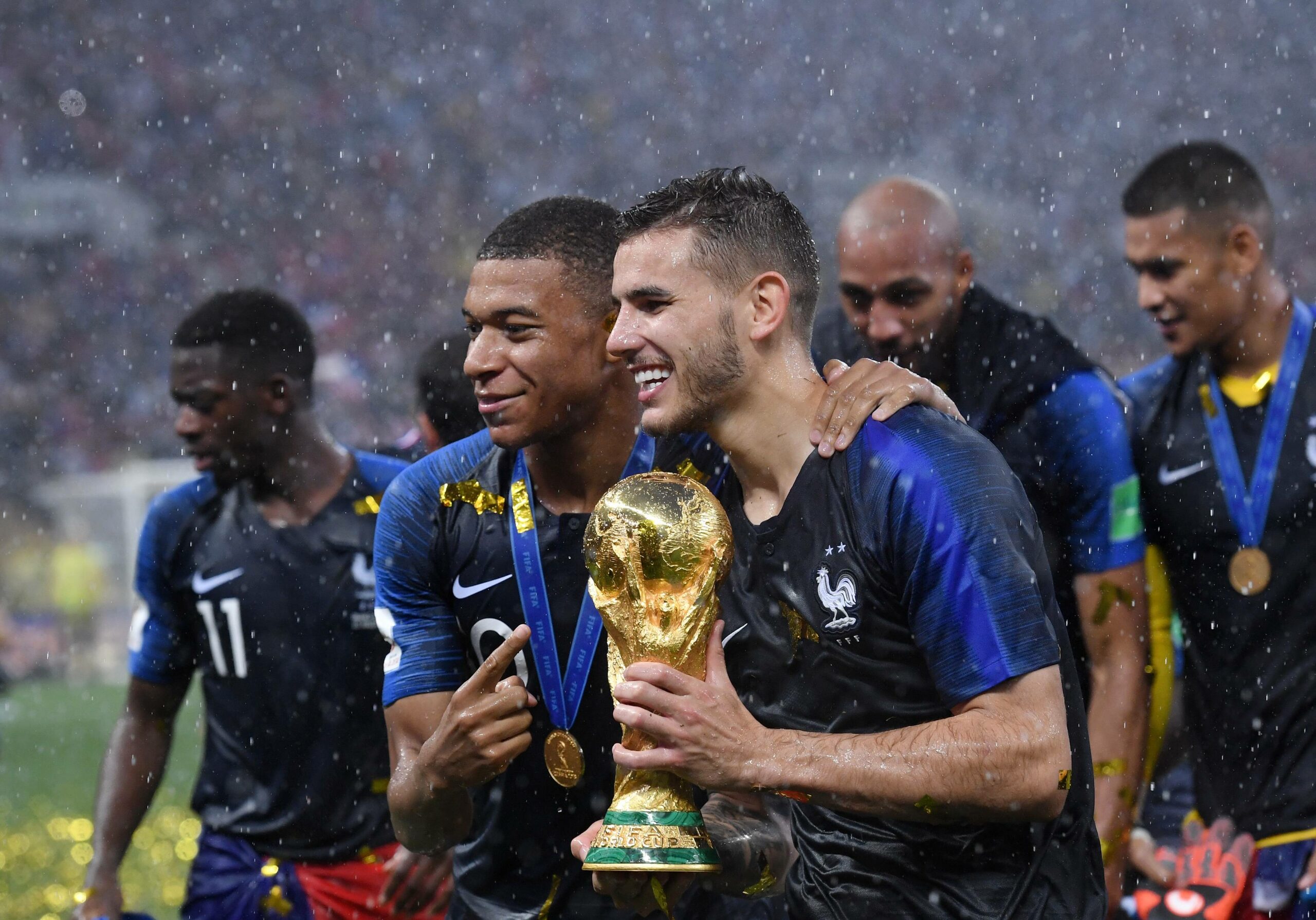 Kylian Mbappé und Lucas Hernández feiern im strömenden Regen den WM-Titel 2018