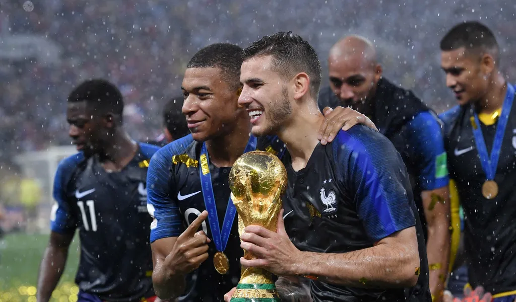 Kylian Mbappé und Lucas Hernández feiern im strömenden Regen den WM-Titel 2018