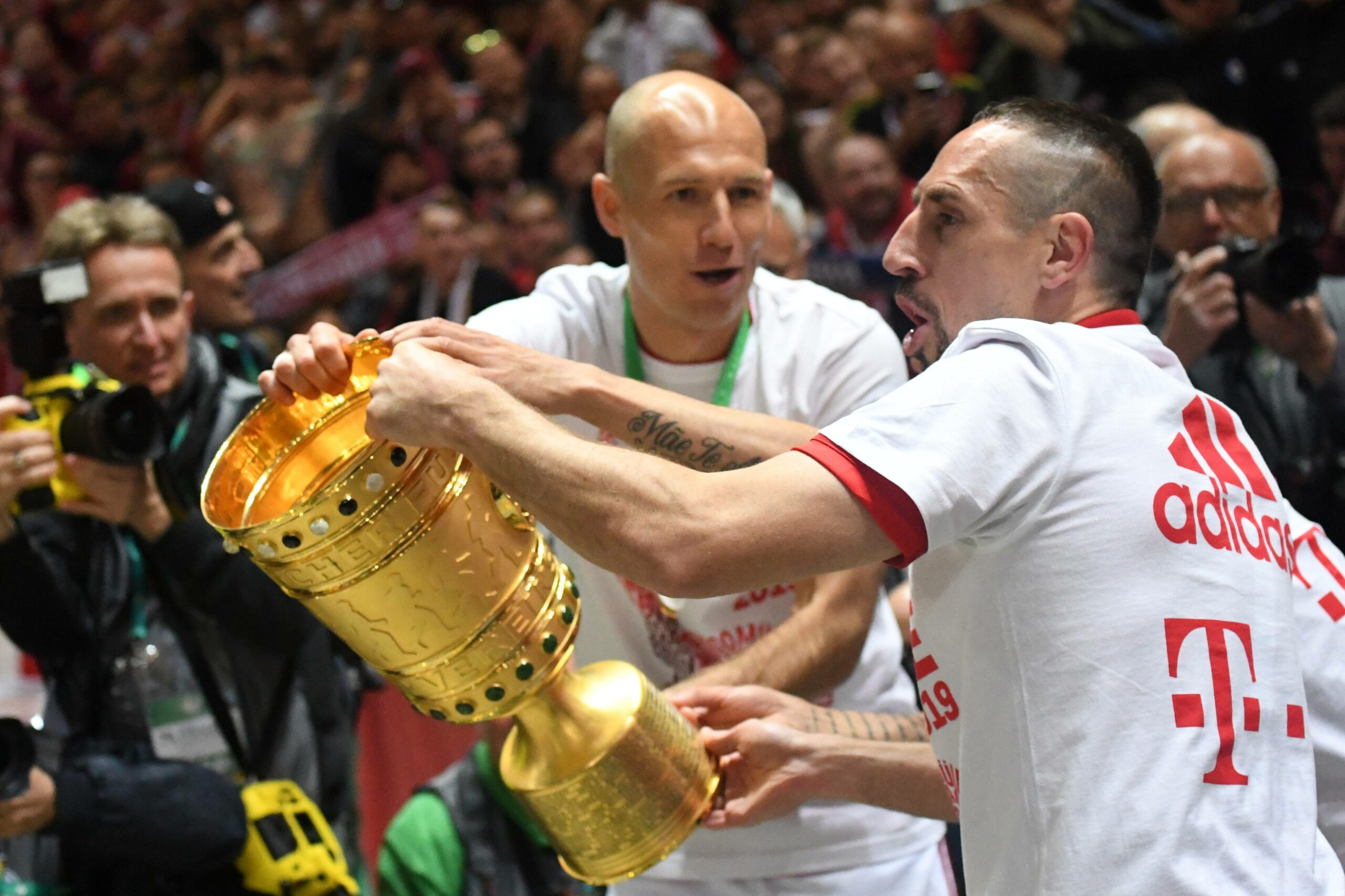 Franck Ribéry und Arjen Robben jubeln mit dem DFB-Pokal.