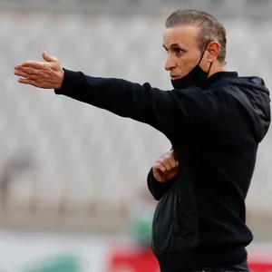 Yahya Golmohammadi gibt seinen Spielern Anweisungen