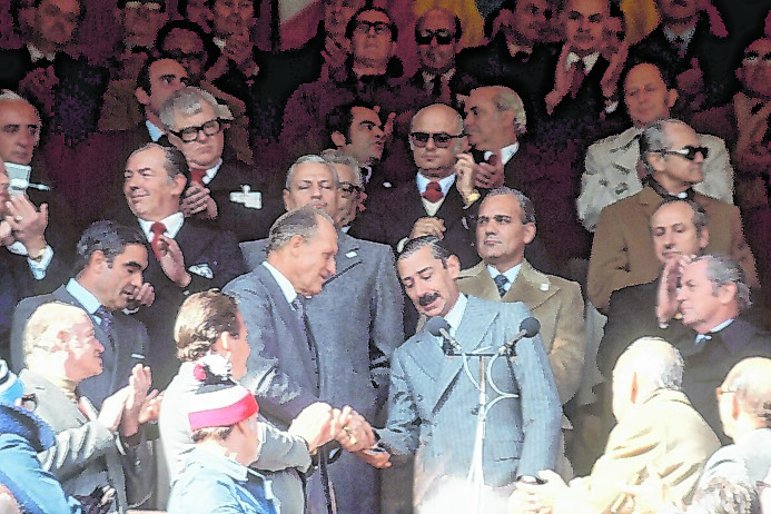 FIFA-Präsident João Havelange und Argentiniens Staatschef Jorge Videla reichen sich 1978 die Hand