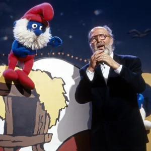 Pierre Kartner, mehr bekannt als Vader Abraham, singt mit Papa Schlumpf das „Lied der Schlümpfe “.